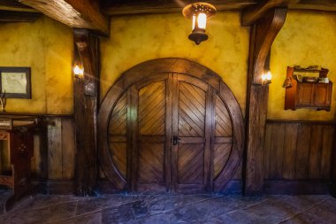Hobbiton, Yeni Zelanda 'daki yeşil ejderha tavernası. Hobbitlerin deliklerinde yaşadığı yer..