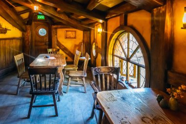 Hobbiton, Yeni Zelanda 'daki yeşil ejderha tavernası. Hobbitlerin deliklerinde yaşadığı yer..