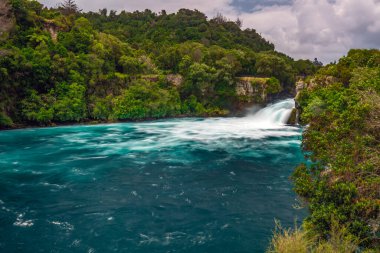 Taupo, Kuzey Adası, Yeni Zelanda 'daki Huka Şelalesi' nde dalgalı ve hızlı sular..