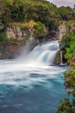 Taupo, Kuzey Adası, Yeni Zelanda 'daki Huka Şelalesi' nde dalgalı ve hızlı sular..