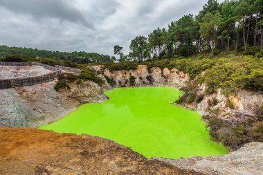Wai-O-Tapu 'daki Şeytan Mağarası. Termal Harikalar Diyarı, Rotorua, Yeni Zelanda..