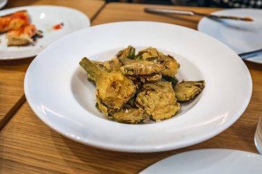 İspanya 'nın Barselona kentindeki restoranda geleneksel yemek servisi.