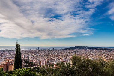 Barcelona şehrinin gökyüzü manzarası.