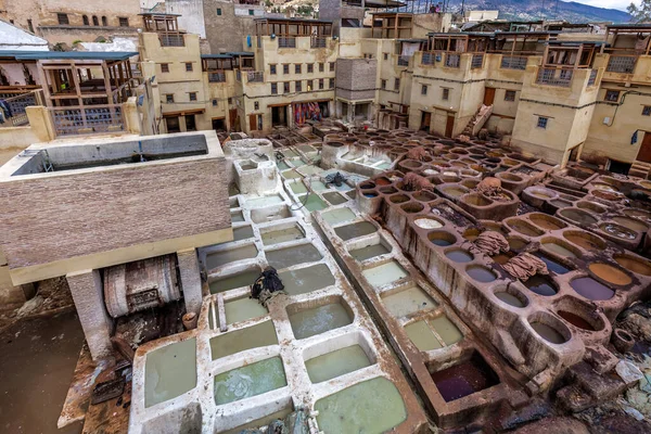 Πολύ Σκληρή Χειρωνακτική Εργασία Δερμάτινος Θάνατος Ένα Παραδοσιακό Βυρσοδεψεία Medina — Φωτογραφία Αρχείου