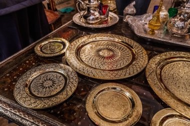 Fas, Fas 'ta Medine' deki dükkanda el yapımı metal lambalar ve plakalar..