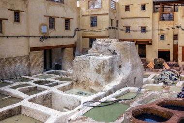 Çok ağır işçilik. Geleneksel bir tabakhanede deri ölüyor, Fez Medina, Fas.
