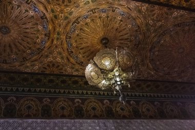 Fas 'ta Fez, Fas' ta bir dükkanda Fas süslemeli lamba ve tavan.