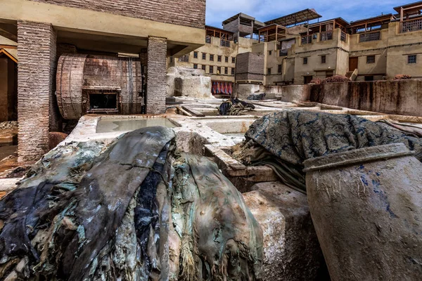 Πολύ Σκληρή Χειρωνακτική Εργασία Δερμάτινος Θάνατος Ένα Παραδοσιακό Βυρσοδεψεία Medina — Φωτογραφία Αρχείου