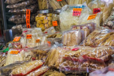 Temple Caddesi 'nde market tezgahları. Sokak, gece pazarı ve Hong Kong 'un en işlek bit pazarlarından biri olarak bilinir. Hong Kong - Nisan 03 2017.