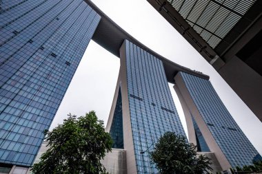 Singapur, Marina Körfezi, Singapur Fleyer, Marina Bay Sands Oteli ve Körfez ve Sanat Müzesi 'nin yanındaki Bahçeler ile hava manzarası. Singapur, Singapur - 30 Mart 2017.