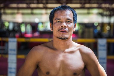 Tayland, Phuket 'teki Muay Thai boks kampında poz veren çekici Taylandlı boksör. Phuket, Tayland - 28 Mart 2017.