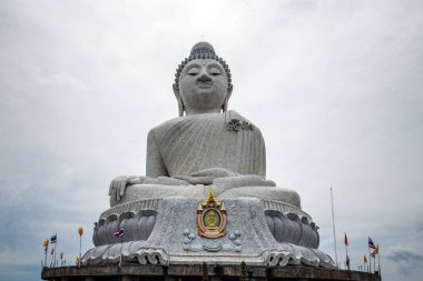 Phuket Büyük Buda heykelinin önünde. Beyaz Phuket Büyük Buda, Phuket Adası 'nın simgelerinden biridir. Phuket, Tayland - 27 Mart 2017.