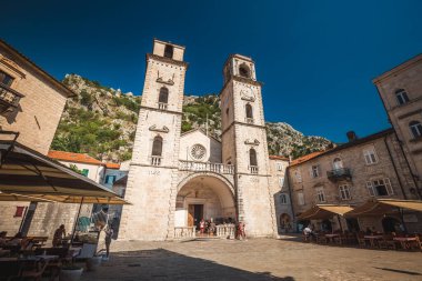 Kotor şehrinin tarihi kesimindeki Aziz Nicholas Sırp Ortodoks Kilisesi 'nin ön manzarası. Kotor, Karadağ - 20 Temmuz 2018.