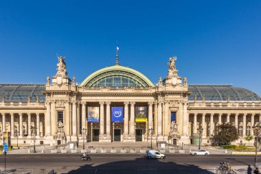 Güneşli bir yaz gününde Paris 'teki Grand Palais. Paris, Fransa - 27 Temmuz 2018.