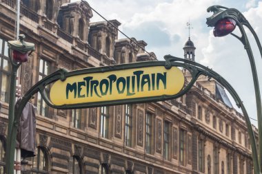 Fransa, Paris 'teki eski bir binanın arka planında sarı arka plan işareti var. Paris, Fransa - 27 Temmuz 2018.