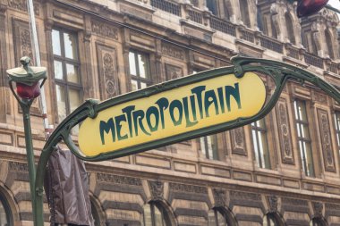 Fransa, Paris 'teki eski bir binanın arka planında sarı arka plan işareti var. Paris, Fransa - 27 Temmuz 2018.