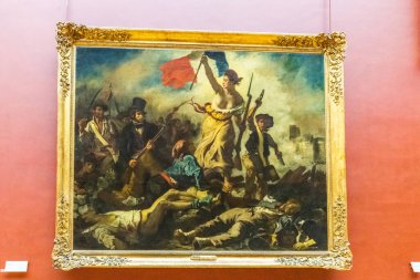 Paris 'teki Louvre Müzesi' nin içinde. Heykeller ve tablolar. Paris, Fransa - 27 Temmuz 2018.