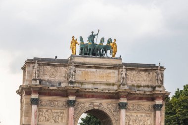 Zafer Takı du Atlıkarınca. Place du Carrousel, Paris 'in ilk meydanında halka açık bir meydandır. Paris, Fransa - 27 Temmuz 2018.
