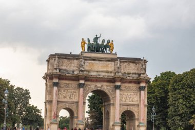 Zafer Takı du Atlıkarınca. Place du Carrousel, Paris 'in ilk meydanında halka açık bir meydandır. Paris, Fransa - 27 Temmuz 2018.