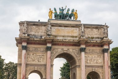 Zafer Takı du Atlıkarınca. Place du Carrousel, Paris 'in ilk meydanında halka açık bir meydandır. Paris, Fransa - 27 Temmuz 2018.