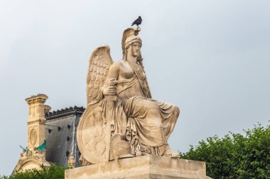 Zafer Takı du Atlıkarınca. Place du Carrousel, Paris 'in ilk meydanında halka açık bir meydandır. Paris, Fransa - 27 Temmuz 2018.