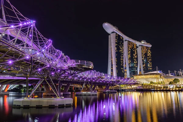 由香港湾及艺术科学馆提供的海力士桥 海力士湾金沙酒店及花园的新加坡海力士湾夜景 新加坡 新加坡 2017年3月30日 — 图库照片