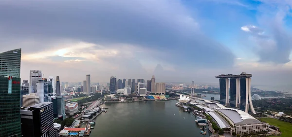由海湾和艺术科学博物馆欣赏的滨海湾金沙酒店和花园 新加坡城市景观的日落与建筑在傍晚时分从酒店的顶楼酒吧 新加坡 2017年3月31日 — 图库照片