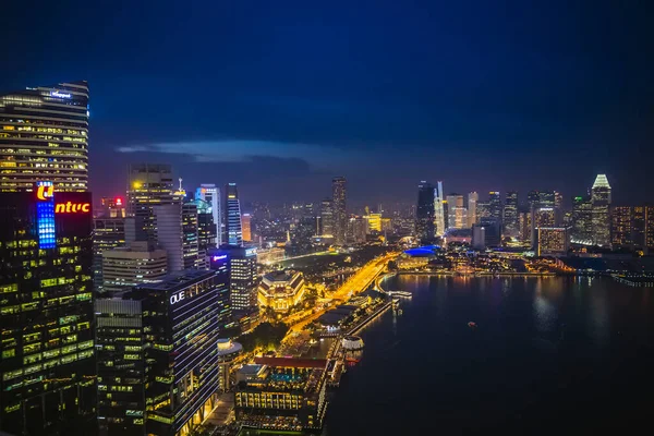 Marina Bay Sands Otel ve Bahçeleri 'nde, Bay ve ArtScience Müzesi' nin yanında. Singapur şehrinin gün batımı ve akşam saatlerinde otelin çatısındaki bardan inşaat manzarası. Singapur - 31 Mart 2017.