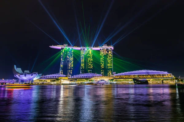 Hermoso Espectáculo Láser Marina Bay Programa Láser Nocturno Rayos Colores — Foto de Stock