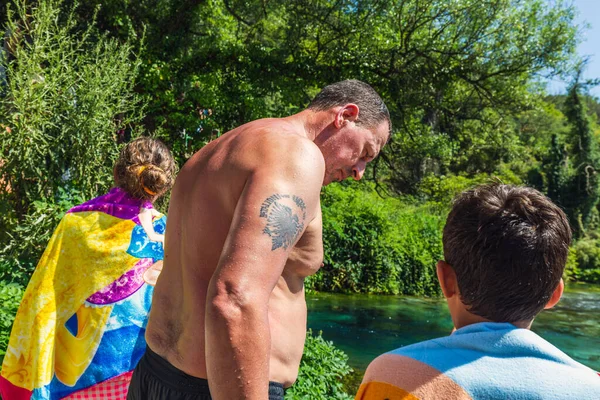 Άνθρωποι Κολυμπούν Και Πηδούν Στο Blue Eye Karst Spring Ένα — Φωτογραφία Αρχείου