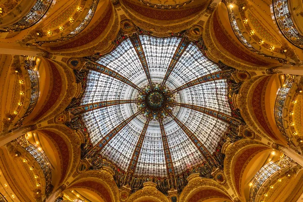 Galeries Lafayette是一座商业大楼 拥有代表全球领先时装店的众多零售店 法国巴黎 2018年7月27日 — 图库照片