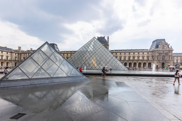 Vue Panoramique Sur Célèbre Louvre Ses Pyramides Touristiques Sous Pluie — Photo