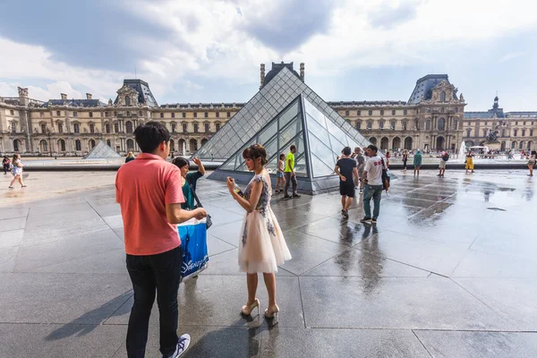城市全景全景景观著名的卢浮宫及其旅游金字塔在雨 灰蒙蒙的天气下 潮湿的地面在巴黎 法国巴黎 2018年7月27日 — 图库照片