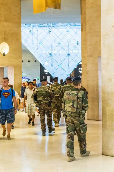 Leger Man Het Beroemde Louvre Parijs Frankrijk Juli 2018 — Stockfoto