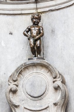 Manneken Pi (Little man Pee) veya le Petit Julien, Belçika 'nın Brüksel kentinde bulunan tarihi bir bronz heykel. Brüksel, Belçika - 29 Temmuz 2018.