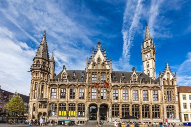 Ortaçağ kenti Gent in Flanders ile Saint Nicholas Kilisesi ve Gent Town Hall, Belçika. Gent 'in günbatımı şehri