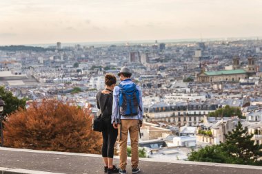 Arkalarında muhteşem bir manzarayla haritaya bakan romantik bir çift. Paris, Fransa - 28 Temmuz 2018.