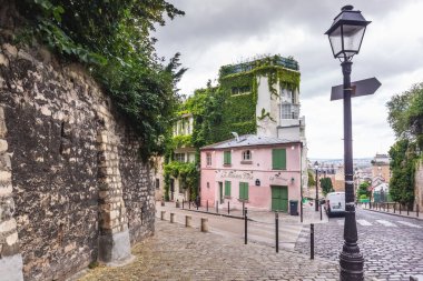 Montmartre Hill 'de güzel bir kafe. Geleneksel Fransız kafeleri ve sanat galerilerine sahip Montmartre, Paris 'te en çok ziyaret edilen yerlerden biridir. Paris, Fransa - 28 Temmuz 2018.