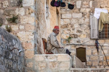 Etiyopya Ortodoks rahibi Kudüs 'teki Kutsal Mezar' ın Etiyopya bölümündeki kilisede. Kudüs, İsrail - 19 Nisan 2018