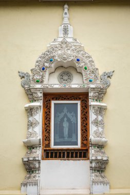 Chiang Mai 'deki Üç Kral Anıt Meydanı' nın yanındaki duvar. Gökyüzünün mavi saatinin altında, duvarlarla çevrili eski kasabanın kalbinde büyük, açık bir meydanda. Chiang Mai, Tayland - 09 Kasım 2017.