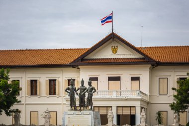 Chiang Mai 'deki Üç Kral Anıt Meydanı. Gökyüzünün mavi saatinin altında, duvarlarla çevrili eski kasabanın kalbinde büyük, açık bir meydanda. Chiang Mai, Tayland - 09 Kasım 2017.