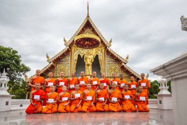 Wat Phra Singh 'in önündeki keşişler Tayland, Chiang Mai' deki altın Budist tapınağı. Chiang Mai, Tayland - 09 Kasım 2017.