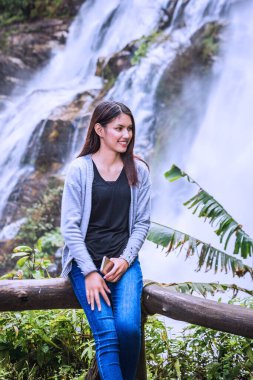 Wachiratan Şelalesi yakınlarındaki Doi Ithanon Ulusal Parkı, Chiang Mai Bölgesi, Tayland. Chiang Mai, Tayland - 10 Kasım 2017.