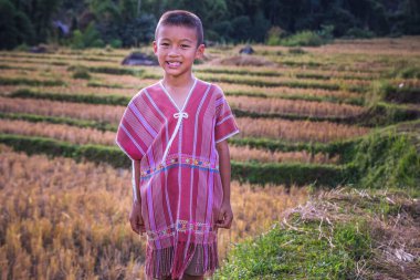 Doi Inthanon Milli Parkı 'nda yerel bir çocuk. Chiang Mai, Tayland - 10 Kasım 2017.