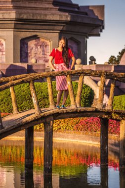 King and Queen 'deki köprüde Doi Inthanon Chiangmai Tayland' dan iki pagodas Noppamethanedol & Noppapol Phumsiri. Chiang Mai, Tayland - 10 Kasım 2017.