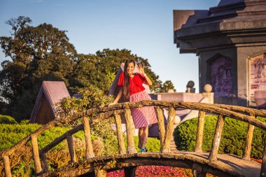 King and Queen 'deki köprüde Doi Inthanon Chiangmai Tayland' dan iki pagodas Noppamethanedol & Noppapol Phumsiri. Chiang Mai, Tayland - 10 Kasım 2017.
