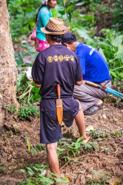 Kabile avcıları ormanda geleneksel bıçaklarla dururlar. Chiang Mai, Tayland - 12 Kasım 2017. 2017.