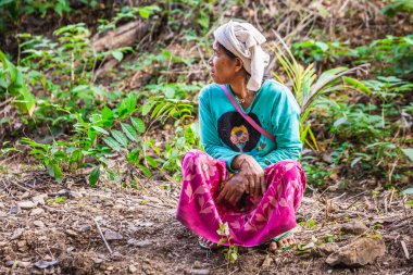 Kabile kadını ormanda geleneksel kıyafetler giyerek oturur. Chiang Mai, Tayland - 12 Kasım 2017. 2017.