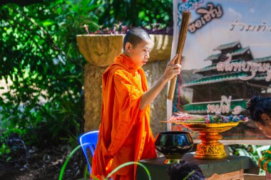 Genç keşiş seremoni düzenliyor. Chiang Mai, Tayland - 12 Kasım 2017.