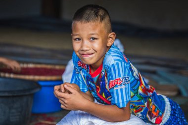 Yerel çocuk Tayland 'ın Chiang Mai kentindeki ünlü uzun boyunlu köyünde oyun oynuyor. Chiang Mai, Tayland - 12 Kasım 2017.